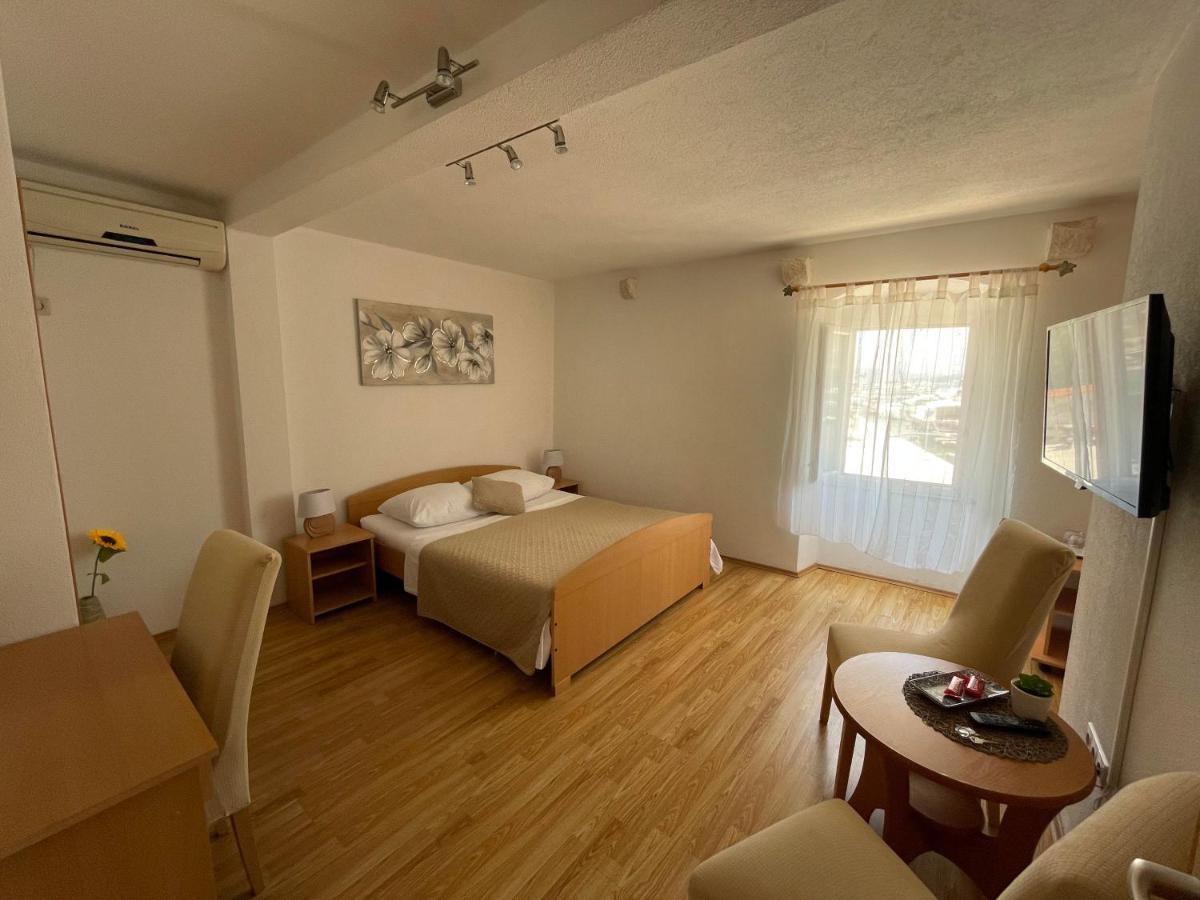 Apartment Room Parcina Trogir Eksteriør billede